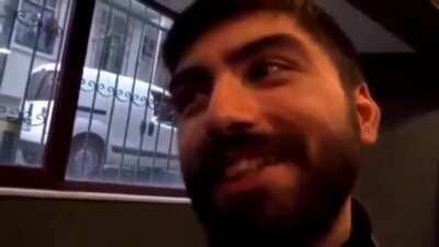 Resim dersinde resmini hocaya göstermeden önce arkadaşına gösterirsin ama beğenmez: