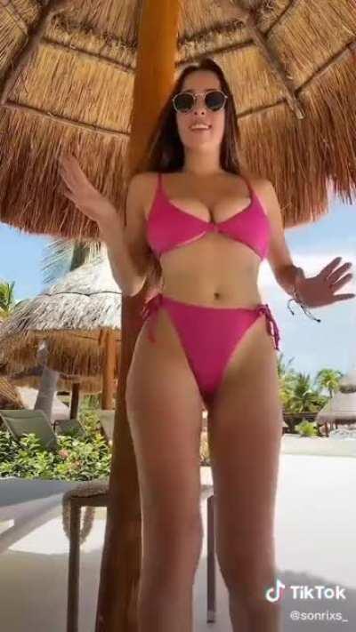 Esta bien buena la perrita, lastima que se apareció ese tremendo pendejo