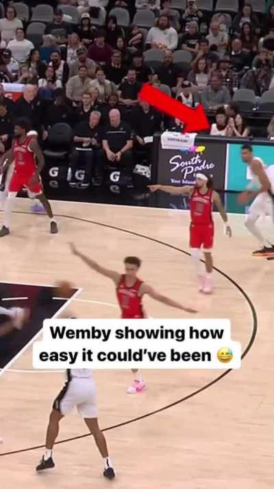 [Highlight] Wembanyama completes the alley-oop mid play without the alley