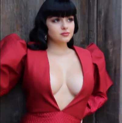 Ariel Winter - Huge Cleavage, photoshoot BTS. Looped, cropped, Dain'd, AI'd.