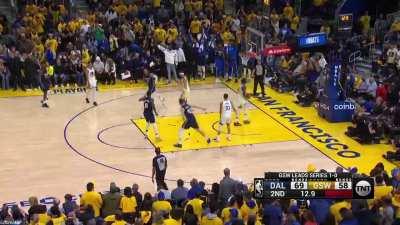 [Highlight] Nuka Bombcic hits the long three to calm down the Warriors crowd at the end of the first half