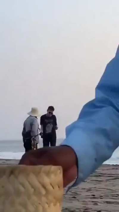 Tourist attacks local musicians at beach in Playa Zicatela, Oaxaca, Mexico