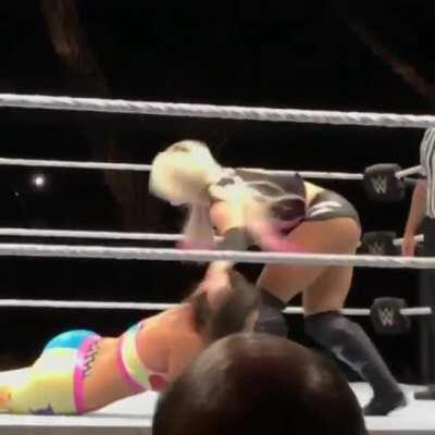 Ihr Hintern ist perfekt 😍😍