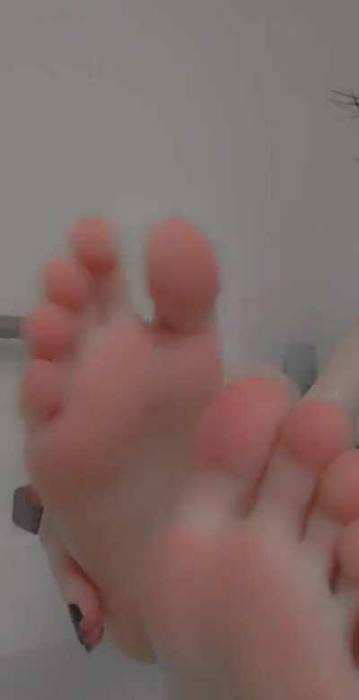Suck on my sweet toes please!