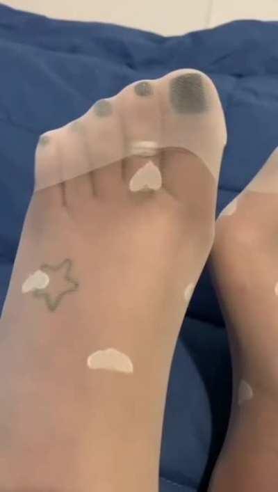 #NYLONFEET #NYLONLEGS #STOCKINGS #NYLONLOVER #PANTYHOSEFEET #SHEER #FEET #COLLANT #REDNAILS #CALZE #STRUMPFHOSE #HOSIERY #LINGERIE #ITALIANGIRL #SEXY #HOSIERY #HEELS #PANTYHOSEFETISH #TIGHTS #REDTOES #PRETTYTOES #PRETTYFEET #FEETMODELS #NYLONS #SHEERTIGHT