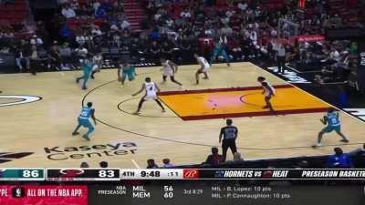 [Highlight] Brandon Miller spins around the screen and hits the mid-range pull up