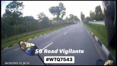 Malaysian Bus Seen Beating Red Light & Mounting Kerb At Woodlands
