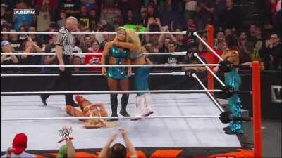 Kelly Kelly flattened by the Glam Slam
