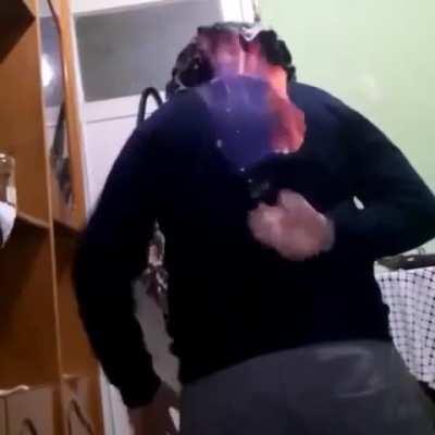 Beyninin olması gereken yar hava boşluğu olan cocuk