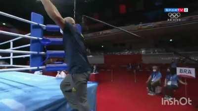 Momento em que Hebert Sousa ganha o Ouro por nocaute! 🥇