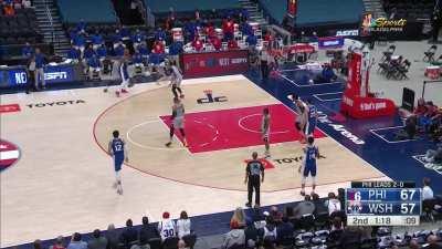 [Highlight] Embiid destroys the rim and wants to hear the boos