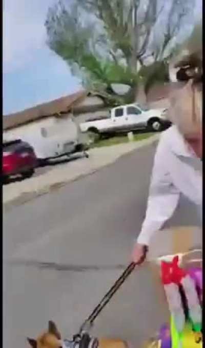 Racist Karen prevents street vendor from going down a street while telling her to speak English because she’s in America