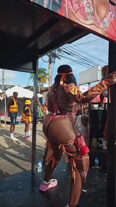 This FEELING does cause trouble!!!!And @iconic_mas_  had plenty trouble to bubble.@celiecee04 aka the Tobago Molasses Feast.If you can see the tray of the truck when it coming from the front....