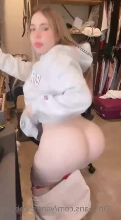 Big fat ass pawg twerking👇