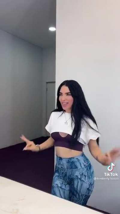 Maldita perra le encanta usar ligueros para verle el culo