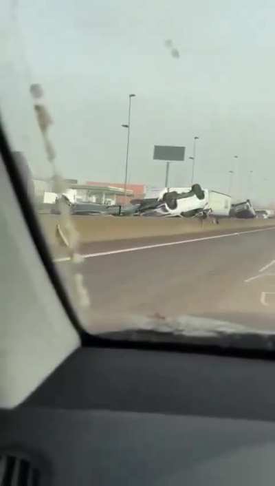 Así ha quedado la carretera de la zona de Pista de Silla, en Valencia.

Coches destrozados amontonados, barro... Un desastre