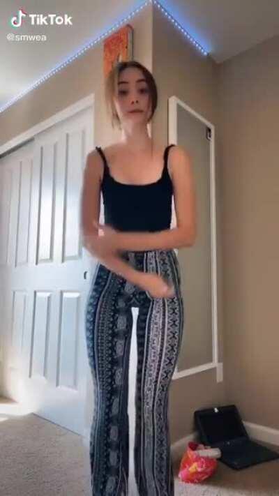 The pants..... they're hypnotizing 😵