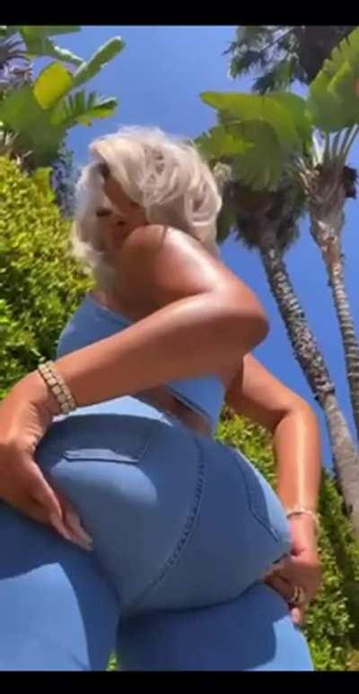 shawty real healthy 🍑