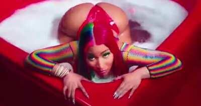 Twerking her big juicy ass