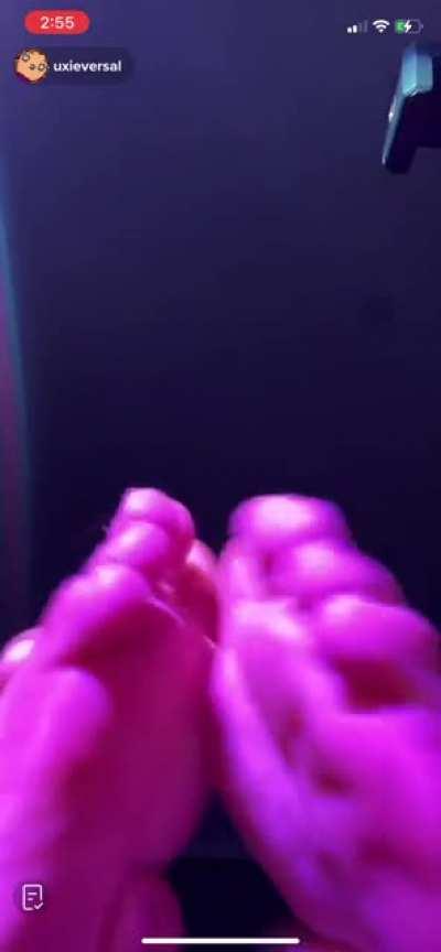 @uxieversal Shows Soles on Live