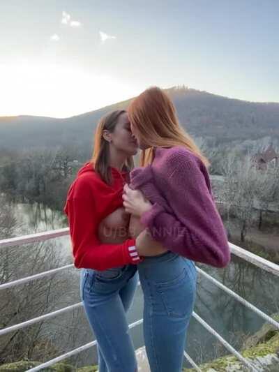 Warming each other on this cold day🤗