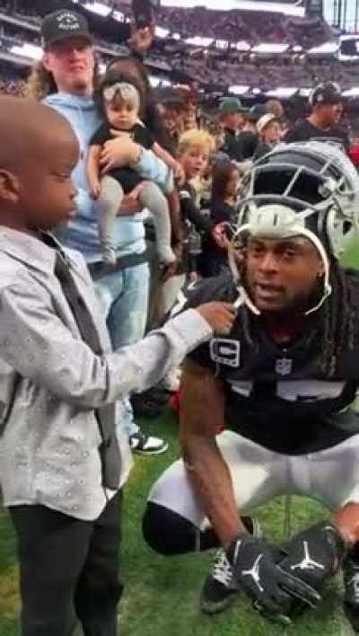 This kid has quite the future in broadcasting! Shout out to Davante Adams for this too!