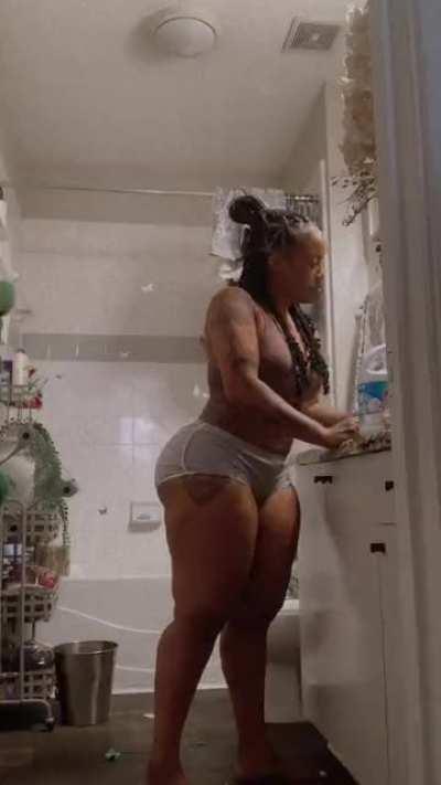 Her ass hefty asf😮‍💨