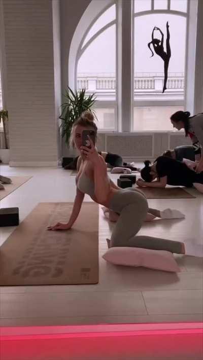 Even the lady standing in the back had to take a look 🤣