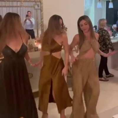 Sofia Vergara shaking her Latina ass along her nieces