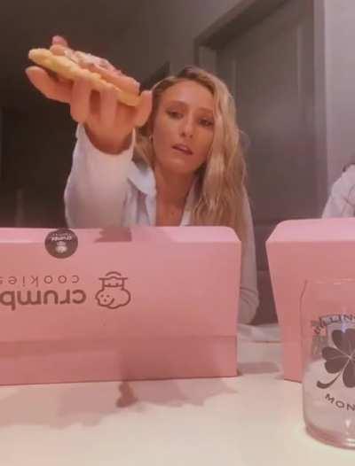 To proudly display a cookie