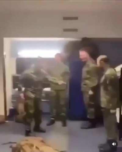 VeRY anGRy mIdgEt dEciDEs tO sNAp InnOcENT mAns nEcK