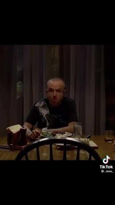 chate yanlislikla eren abinin kizacagi bir sey yazip azar yedikten sonra utandigimdan dolayi yayini izleyemedigim icin yemegimin geri kalanini sessizlik icinde yerken ben