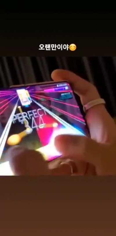 Here's Chanyeol playing 1 Billion Views to make your day