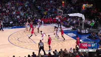 [Highlight] Derrick Jones Jr. throws down another slam avec force!