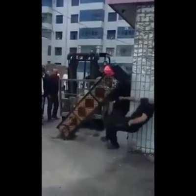 Как-то глупо умер