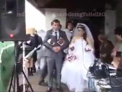 WAGTHROman facandu-si intrarea cu stil la o nunta