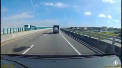 Блок пенопласта выпал из грузовика и вернулся обратно. Дважды