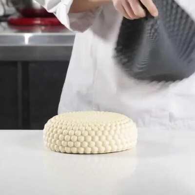 Peeling off a cake mold