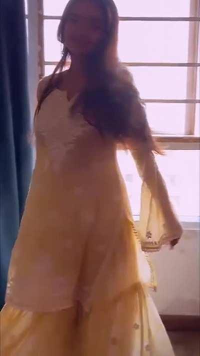 Big boobs and nipeels visible 🤤 Anushka sen