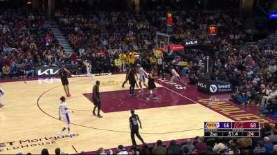 [Highlight] Austin Reaves dribbles through the Cavs defense and then lobs it up top for Jaxson Hayes