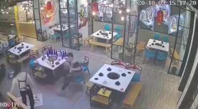 Filmlerdeki dövüş sahneleri gibi,kamera 5 fps değil ve görüntü kaliteli,hareketler saçma salak değil el döndürmeden sandalye atmaya kadar her şey var.Şu ana kadar tanık olduğum en iyi gerçek hayat kavgası.