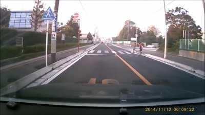 Japanese elementary school students will bow when crossing the crosswalk