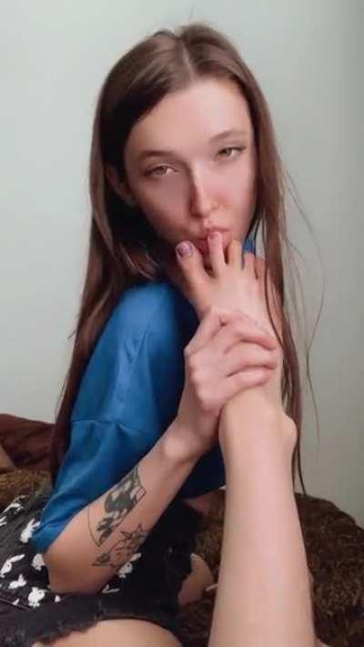 My little toes love to drown in my mouth!💦