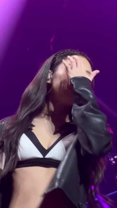 Jennie giving you a private show 🥵