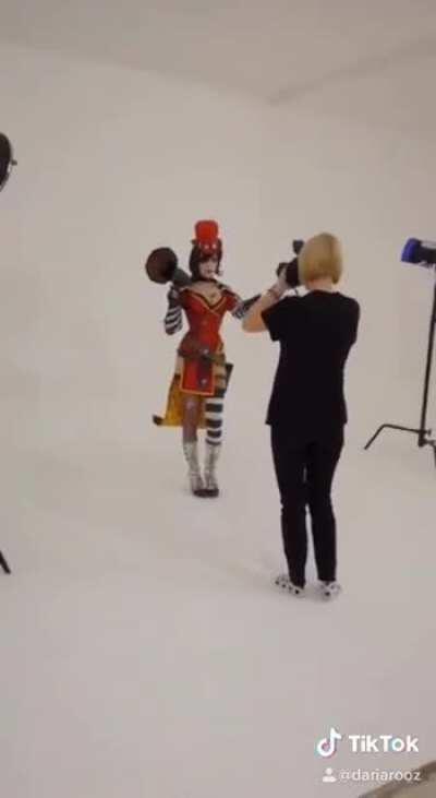 I am often told that the photos from my Moxxi Underdome photoshoot are completely Photoshop and that I am also painted... I want to show you the process and the result. In these photos, only the background is drawn) Photoart KIRA; cosplay made by me