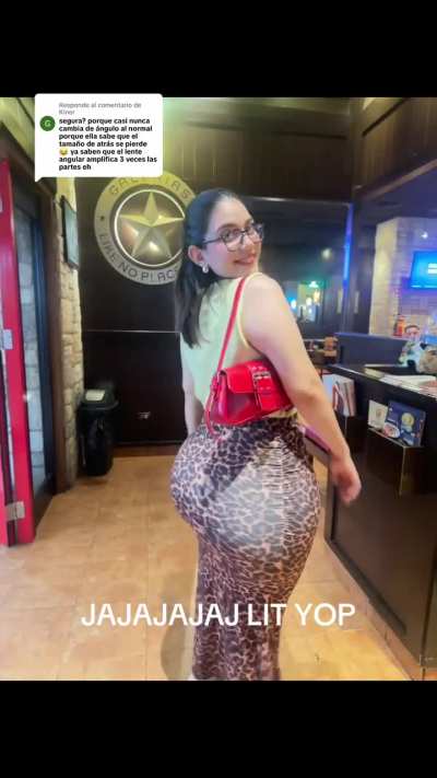 Demostrando que tiene el culo enorme