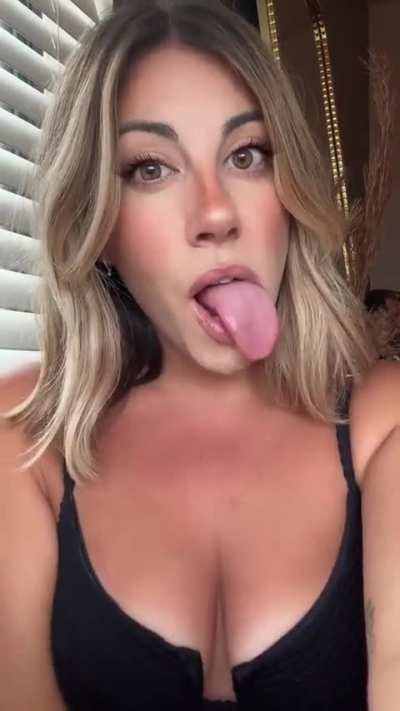 Long tongue 😛👅