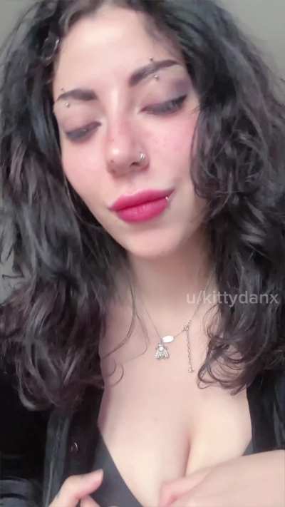 goth girls like to titty drop too