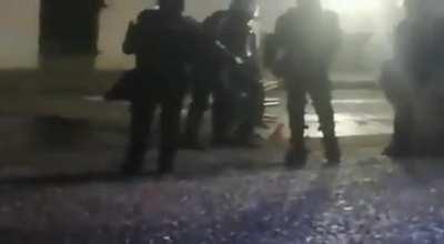 Policia usando lanzador de projectiles multiples VENOM desde el suelo de forma horizontal en Popayán