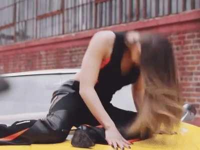 Hailee Steinfeld looks so sexy when she flips her hair like this